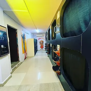  ホステル マッド スクワッド